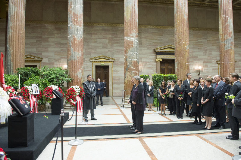 Vizepräsident des Bundesrates Harald Himmer (V) und Vizepräsidentin des Bundesrates Inge Posch-Gruska (S) vor dem Sarg von Nationalratspräsidentin Barbara Prammer