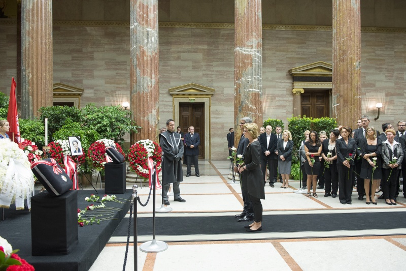 Parlamentsvizedirektorin Susanne Janistyn-Novák und Parlamentsvizedirektor Alexis Wintoniak vor dem Sarg von Nationalratspräsidentin Barbara Prammer