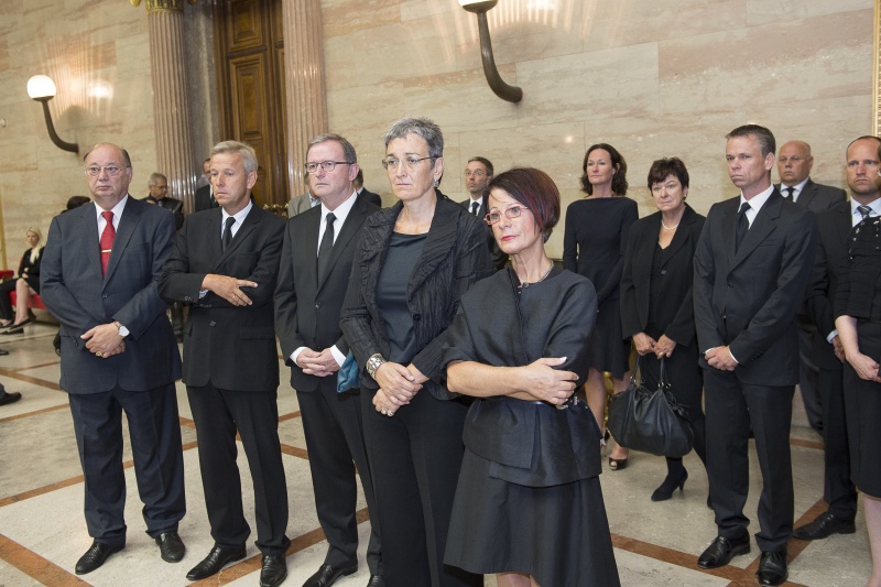 v.li. Nationalratsabgeordneter Otto Pendl (S), Klubobmann Reinhold Lopatka (V), Zweiter Nationalratspräsident Karlheinz Kopf (V), Europaabgeordnete Ulrike Lunacek (G) und Bundesratspräsidentin Ana Blatnik (S) bei der Verabschiedung von Nationalratspräsidentin Barbara Prammer in der Säulenhalle