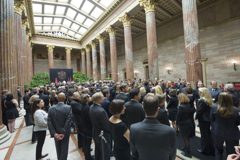 Parlamentsmitarbeiter bei der Verabschiedung von Nationalratspräsidentin Barbara Prammer in der Säulenhalle