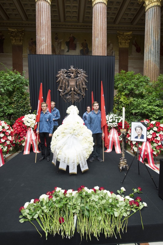 Blumen der Parlamentsbediensteten vor dem Sarg von Nationalratspräsidentin Barbara Prammer