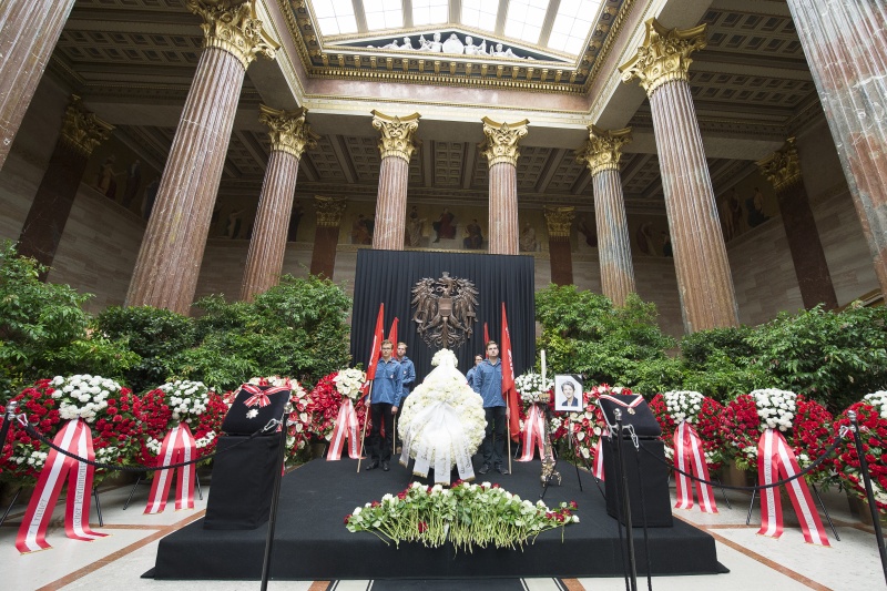 Sarg von Nationalratspräsidentin Barbara Prammer in der Säulenhalle des Parlaments