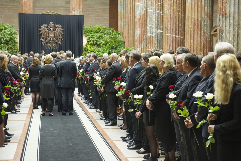Parlamentsmitarbeiter bei der Verabschiedung von Nationalratspräsidentin Barbara Prammer in der Säulenhalle