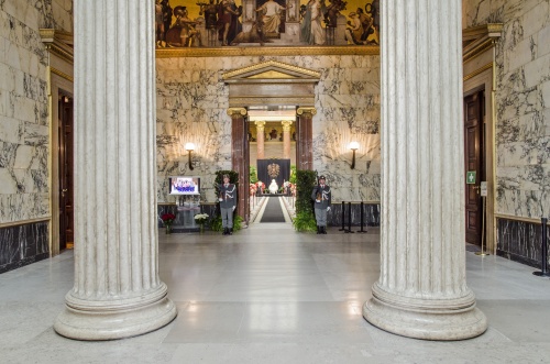 Blick auf den Sarg von Nationalratspräsidentin Barbara Prammer in der Säulenhalle