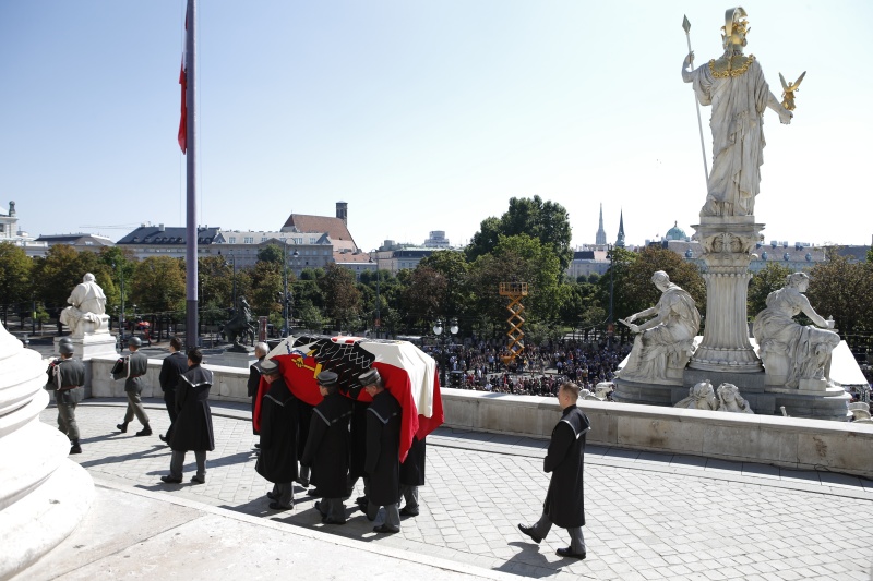 Abtransport des Sarges aus dem Parlamentsgebäude