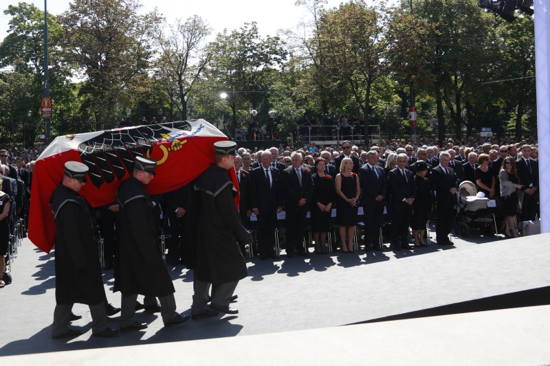 Abtransport des Sarges aus dem Parlamentsgebäude mit Blick Richtung Ehrengäste