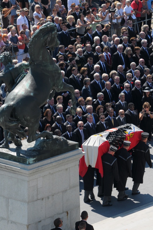 Abtransport des Sarges aus dem Parlamentsgebäude