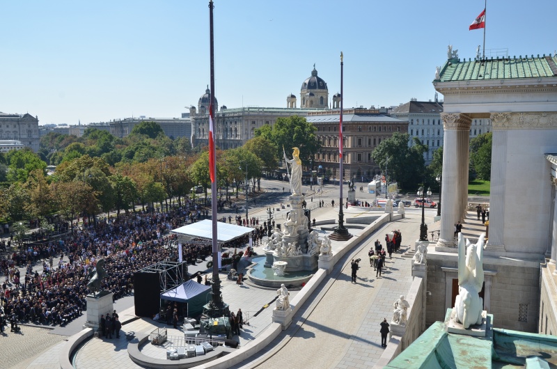 Abtransport des Sarges aus dem Parlamentsgebäude