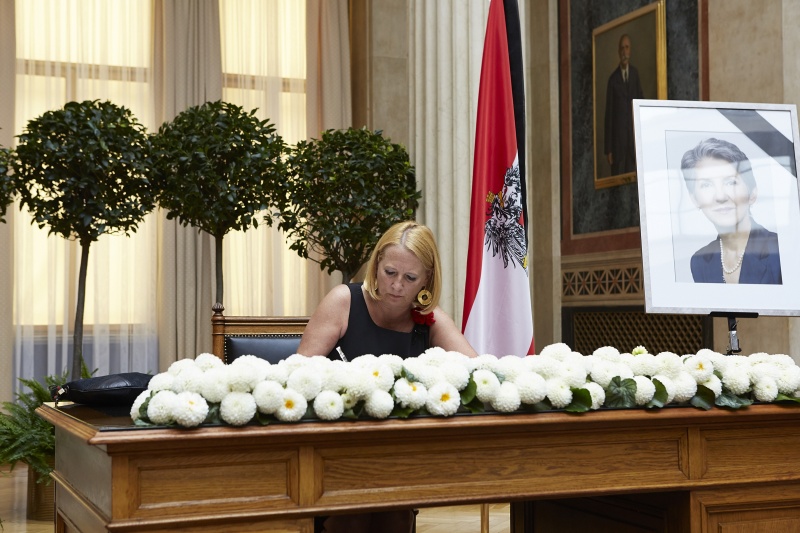 Verkehrsministerin Doris Bures (S) beim Eintrag in das Kondolenzbuch