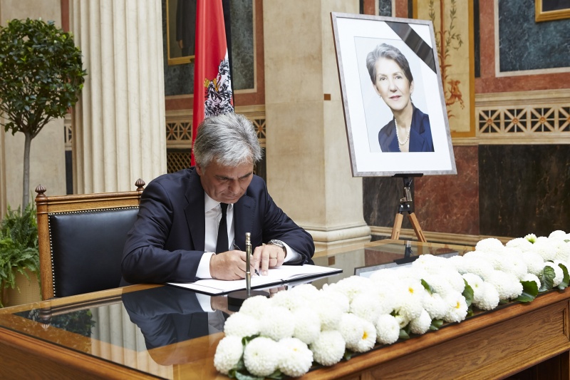 Bundeskanzler Werner Faymann (S) beim Eintrag in das Kondolenzbuch