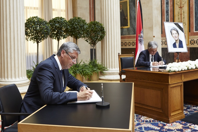 v.li.: Finanzminister Michael Spindelegger (V) und Bundeskanzler Werner Faymann (S) beim Eintrag in das Kondolenzbuch