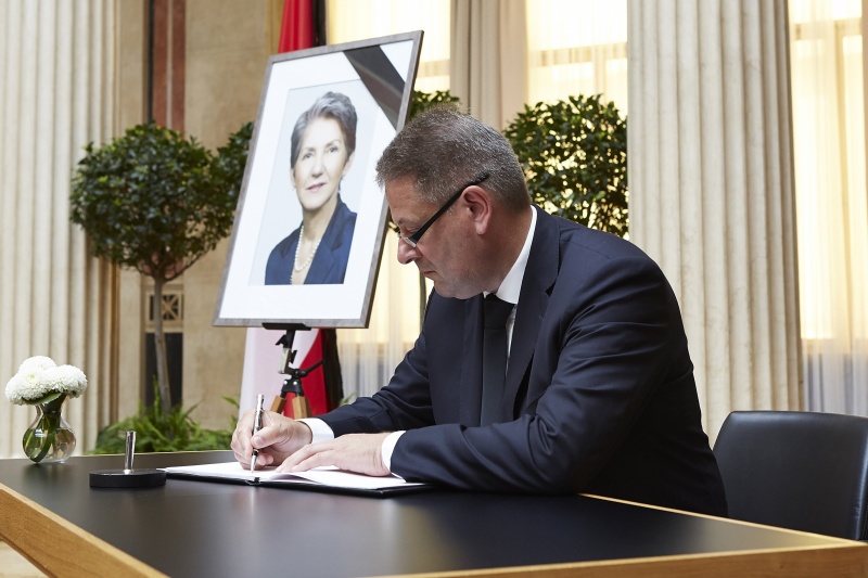 Landwirtschaftsminister Andrä Rupprechter (V) beim Eintrag in das Kondolenzbuch