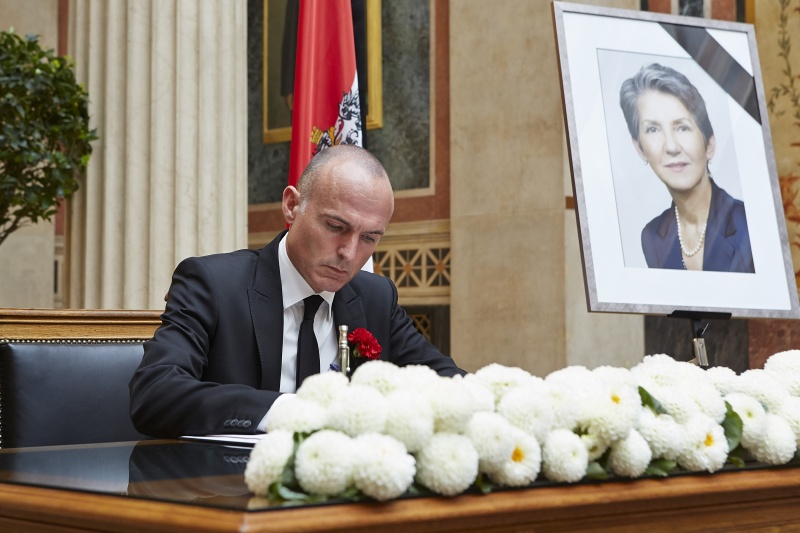 Verteidigungsminister Gerald Klug (S) beim Eintrag in das Kondolenzbuch