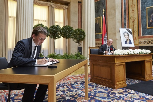 v.li.: Außenminister Sebastian Kurz (V) und Verteidigungsminister Gerald Klug (S) beim Eintrag in das Kondolenzbuch