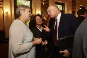 Vizepräsidentin des Bundesrats Inge Posch-Gruska (S) und Bundesratspräsidentin Ana Blatnik (S) im Gespräch mit einem Botschafter