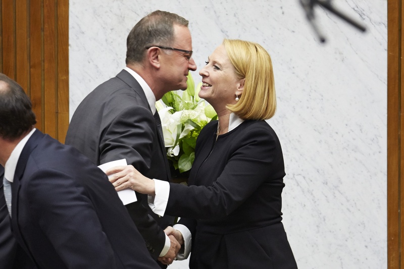 Der Zweite Nationalratspräsident Karlheinz Kopf (V) überreicht einen Blumenstrauß an die neu gewählte Nationalratspräsidentin Doris Bures (S)