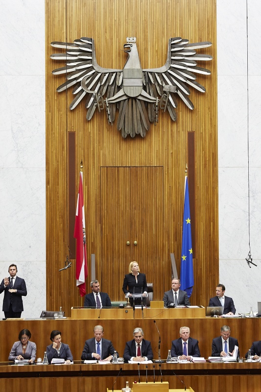 Präsidium v.li.: Dritter Nationalratspräsident Norbert Hofer (F), Nationalratspräsidentin Doris Bures (S) bei ihrer Antrittsrede und Zweiter Nationalratspräsident Karlheinz Kopf (V). Auf der Regierungsbank v.li.: Innenministerin Johanna Mikl-Leitner (V), Unterrichtsministerin Gabriele Heinisch-Hosek, Vizekanzler Reinhold Miterlehner (V), Bundeskanzler Werner Faymann (S), Sozialminister Rudolf Hundstorfer (S) und Verkehrsminister Alois Stöger (S)