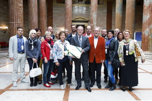 Gruppenfoto mit einer Delegation der Landtagsdirektion Steiermark und dem Zweiten Nationalratspräsidenten Karl Heinz Kopf (V) (Mitte)