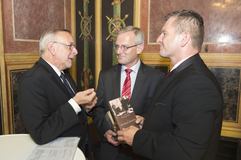 v.li. Universität Wien Oliver Rathkolb, Nationalratsabgeordneter Franz Kirchgatterer (S) und der Generalsekretär des VLÖ Norbert Kapeller im Gespräch