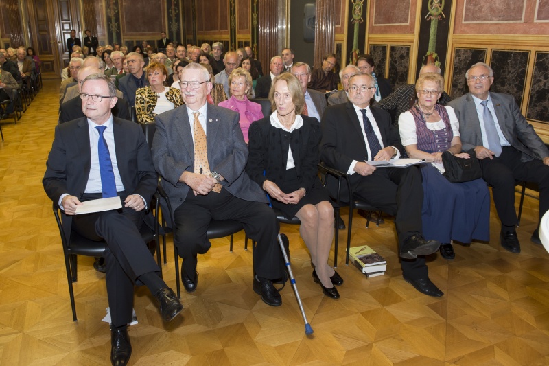 Blick Richtung VeranstaltungsteilnehmerInnen. Erste Reihe v.li. Zweiter Nationalratspräsident Karlheinz Kopf (V), Bundesvorsitzender des VLÖ Rudolf Reimann, Veranstaltungsteilnehmerin, Universität Wien Oliver Rathkolb, Veranstaltungsteilnehmerin und der erste stv. Bundesvorsitzender des VLÖ Gerhard Zeihsel