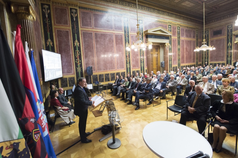 Begrüßung durch den Zweiten Nationalratspräsidenten Karlheinz Kopf (V) mit Blick Richtung VeranstaltungsteilnehmerInnen