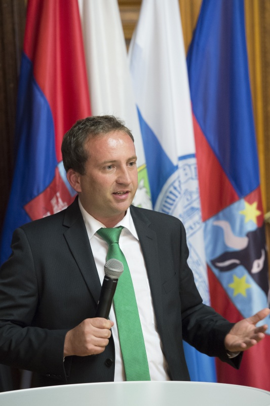 Nationalratsabgeordneter Michael Hammer (V) bei der Podiumsdiskussion am Wort