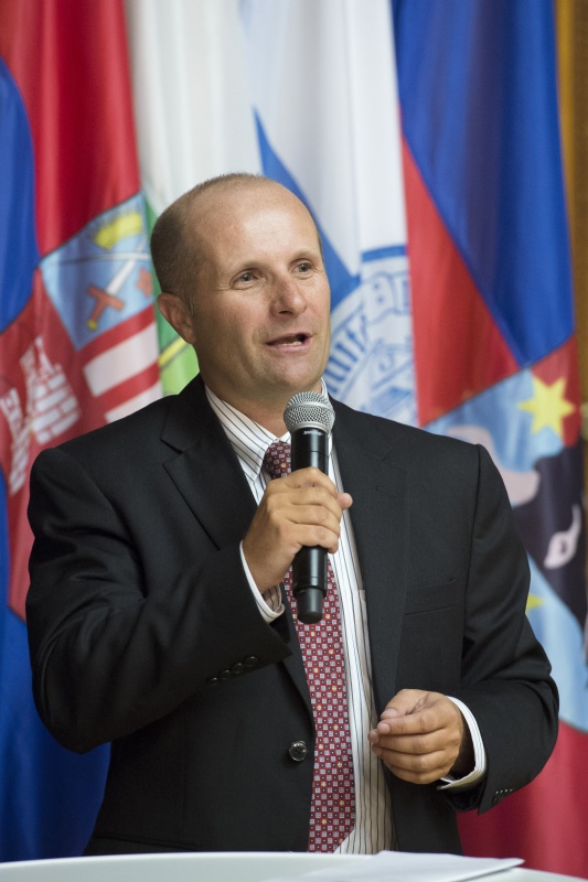 Bundesrat Gerald Zelina (T) bei der Podiumsdiskussion am Wort