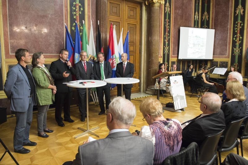 Podiumsdiskussion mit den Vertriebenen- und MigrationssprecherInnen aller Parlamentsfraktionen. v.li. Bundesrat Gerald Zelina (T), Nationalratsabgeordneter Wolfgang Pirklhuber (G), Nationalratsabgeordnete Anneliese Kitzmüller (F), Moderator Norbert Kapeller, Nationalratsabgeordneter Franz Kirchgatterer (S) und Nationalratsabgeordneter Michael Hammer (V)