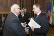 v.li. Bundesvorsitzender des VLÖ Rudolf Reimann wird vom Zweiten Nationalratspräsidenten Karlheinz Kopf (V) begrüßt