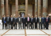 Gruppenfoto der Vietnamesischen Parlamentarierdelegation in der Säulenhalle