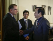 Der Zweite Nationalratspräsident Karlheinz Kopf begrüßt den Vorsitzenden der Vietnamesischen Parlamentarierdelegation