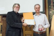 v.li.. Hochschule Hannover Professor Rolf Nobel übergibt den Preis an Preisträger Pierre Adenis
