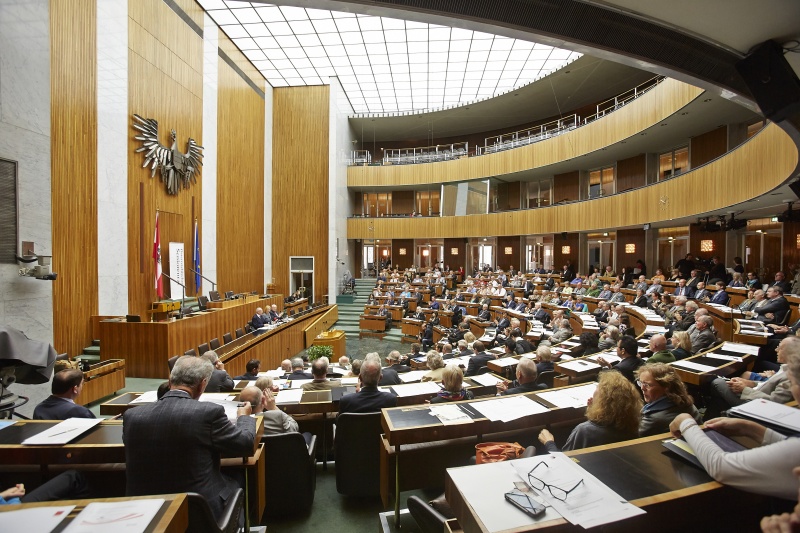 Blick Richtung VeranstaltungsteilnehmerInnen. Auf der Ministerbank v.li.: Präsident des Österreichischen Seniorenbundes Andreas Khol, Nationalratspräsidentin Doris Bures (S) und Präsident des Österreichischen Pensionistenverbandes Karl Blecha