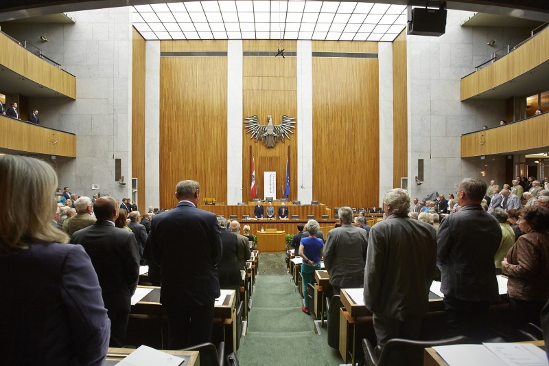 Blick Richtung VeranstaltungsteilnehmerInnen. Auf der Ministerbank v.li.: Präsident des Österreichischen Seniorenbundes Andreas Khol, Nationalratspräsidentin Doris Bures (S) und Präsident des Österreichischen Pensionistenverbandes Karl Blecha