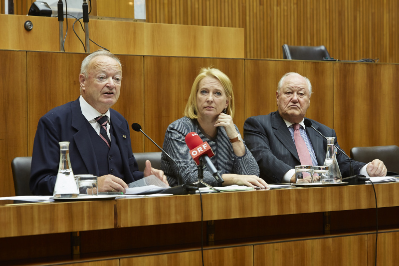 v.li.: Präsident des Österreichischen Seniorenbundes Andreas Khol am Wort, Nationalratspräsidentin Doris Bures (S) und Präsident des Österreichischen Pensionistenverbandes Karl Blecha