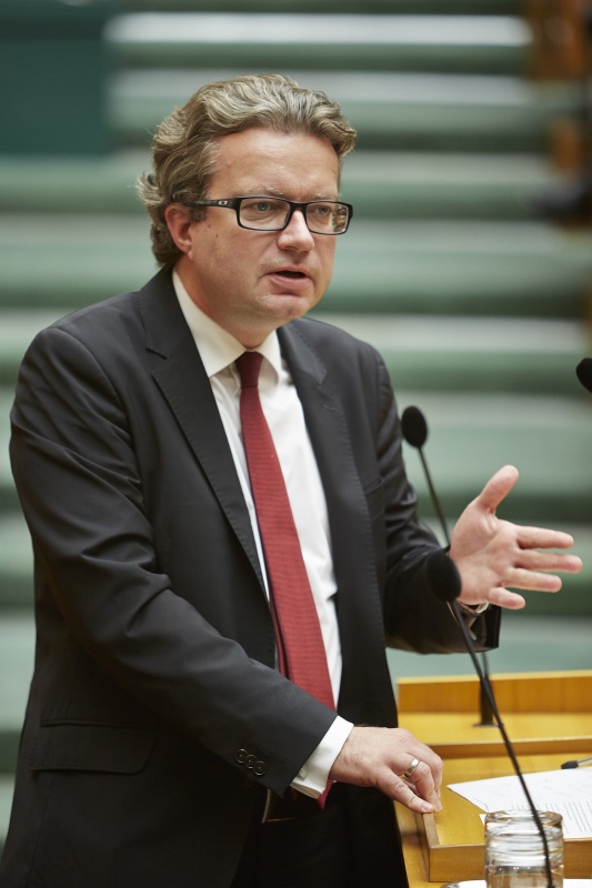 Landesrat fü Wissenschaft, Forschung, Gesundheit und Pflegemanagement Christopher Drexler am Rednerpult