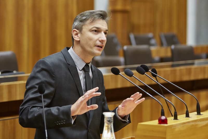 Stv. Generaldirektor des Hauptverbandes der österreichischen Sozialversicherungsträger Bernhard Wurzer am Rednerpult