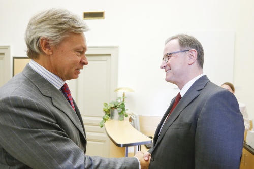 v.li.: Der Vorsitzende des Außenpolitischen Ausschusses der russischen Staatsduma Alexey Puschkov wird durch den Zweiten Nationalratspräsidenten Karlheinz Kopf (V) begrüßt