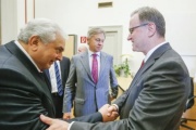 Der russische Botschafter Sergej Netschajew wird durch den Zweiten Nationalratspräsidenten Karlheinz Kopf (V) begrüßt