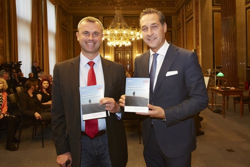 v.li.: Dritter Nationalratspräsident Norbert Hofer (F) und Klubobmann Heinz-Christian Strache (F) präsentieren das neue Buch