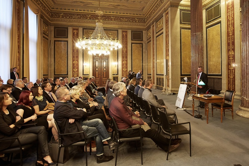 Blick Richtung VeranstaltungsteilnehmerInnen. Dritter Nationalratspräsident Norbert Hofer (F) begrüßt seine Gäste