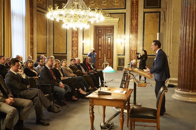 Blick Richtung VeranstaltungsteilnehmerInnen. Klubobmann Heinz-Christian Strache (F) begrüßt die Gäste