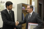 Der Botschafter von Moldawien Andrei Popov (li.) wird durch den Zweiten Nationalratspräsidenten Karlheinz Kopf (V) begrüßt