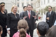 v.li.: Nationalratspräsidentin Doris Bures (S) und der Präsident der Israelischen Knesset Yuli-Yoel Edelstein begrüßen Kinder nach der Kranzniederlegung am Judenplatz