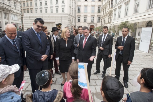Nationalratspräsidentin Doris Bures (Mitte) (S) und der Präsident der Israelischen Knesset Yuli-Yoel Edelstein begrüßen Kinder nach der Kranzniederlegung am Judenplatz