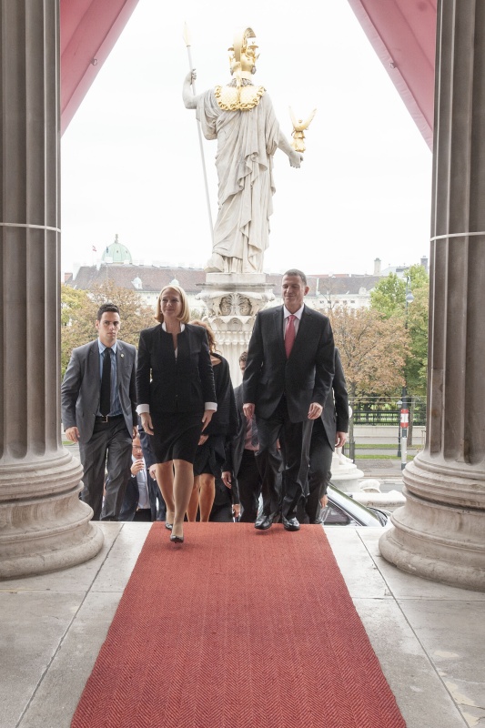 v.li.: Nationalratspräsidentin Doris Bures (S) und der Präsident der Israelischen Knesset Yuli-Yoel Edelstein betreten das Parlament über das Hauptportal
