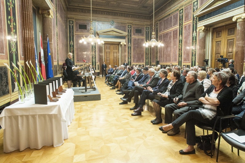 Blick Richtung VeranstaltungsteilnehmerInnen mit Nationalratspräsidentin Doris Bures (S) bei ihrer Ansprache am Rednerpult