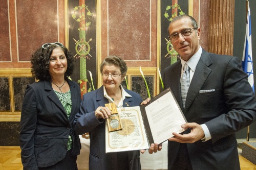 Überreichung der Auszeichnung an Familie Horrak durch den israelischen Botschafter Zvi Heifetz (re.)