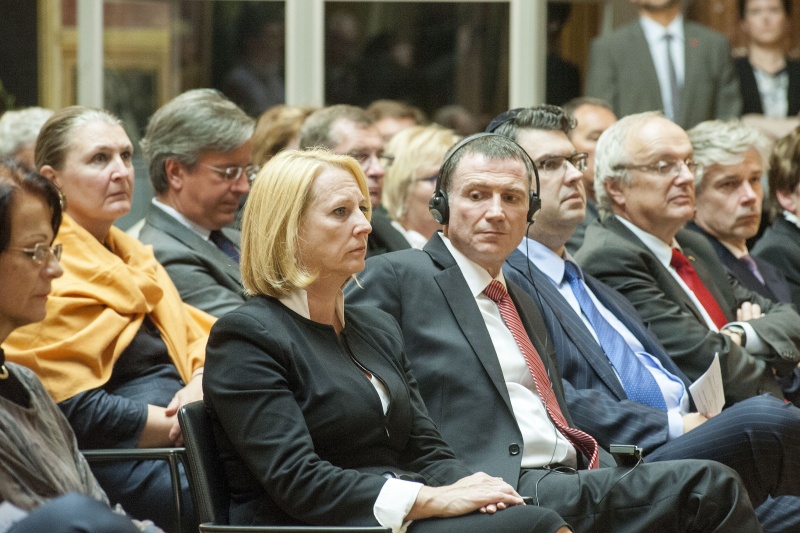 Blick Richtung VeranstaltungsteilnehmerInnen. Erste Reihe v.li.: Bundesratspräsidentin  Ana Blatnik (S), Nationalratspräsidentin Doris Bures (S), Präsident der Israelischen Knesset Yuli-Yoel Edelstein, Präsident der israelischen Kultusgemeinde Wien Oskar Deutsch, Bischof der evangelischen Kirche in Österreich Michael Bünker und Parlamentsdirektor Harald Dossi