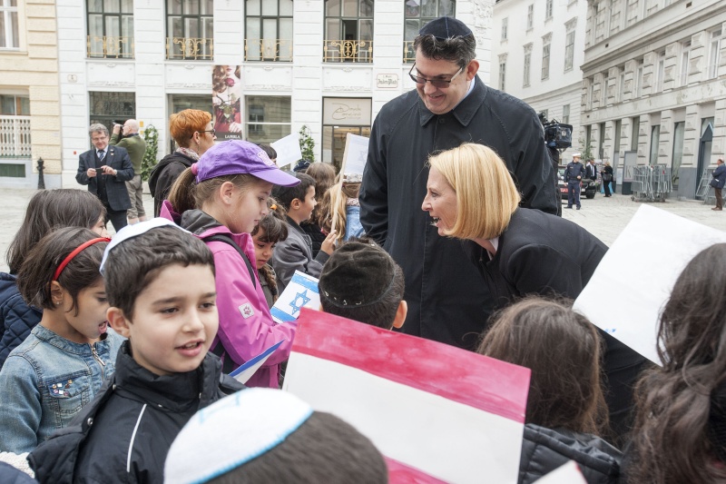 Nationalratspräsidentin Doris Bures (S) (re.) und der Präsident der israelitischen Kultusgemeinde Wien Oskar Deutsch mit jüdischen Kindern vor der Kranzniederlegung am Judenplatz
